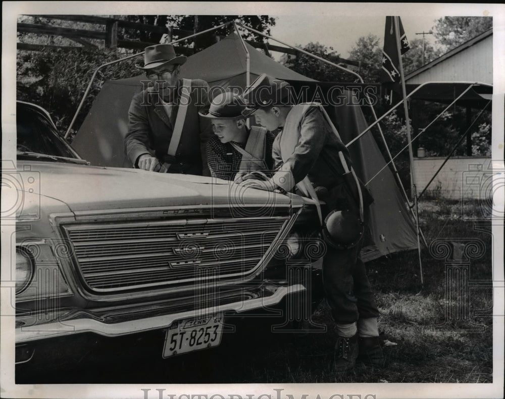 1965, GF Hawkins w/ son David &amp; Malcom Rogers at Lisbon re-eanactment - Historic Images