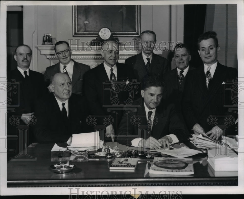 1952 Press Photo Gov. Frank J. Lausehe signs a procomolation setting - cvb10487 - Historic Images