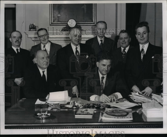 1952 Press Photo Gov. Frank J. Lausehe signs a procomolation setting - cvb10487 - Historic Images