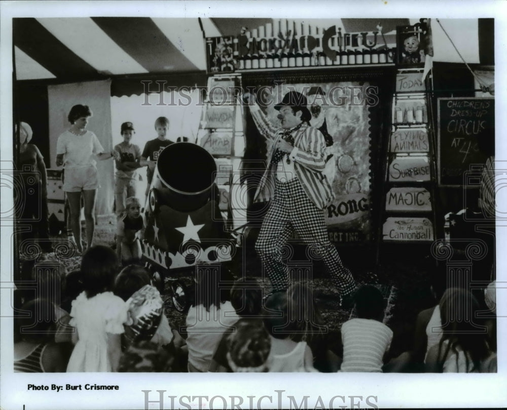 1986 Press Photo Backyard Circus- Cuyahoga County Fair&#39;s Gazebo - cvb10561 - Historic Images