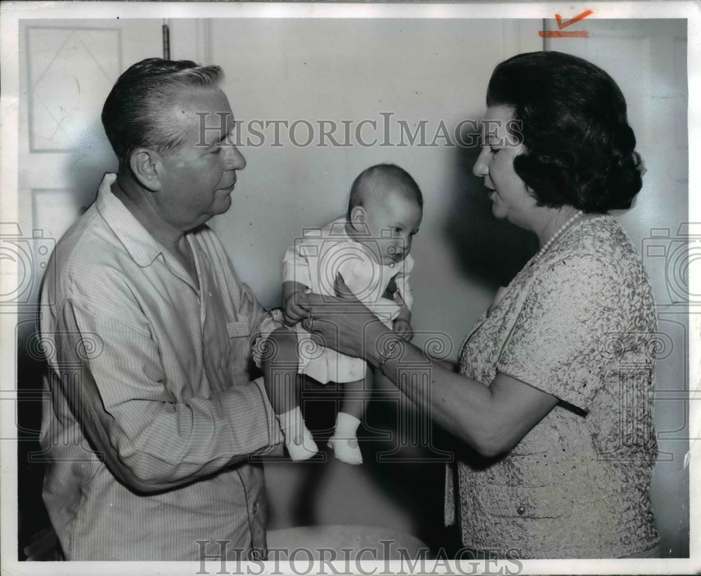 1968 Press Photo The Governor, Mrs. Rhodes and granchild - cvb10676 - Historic Images