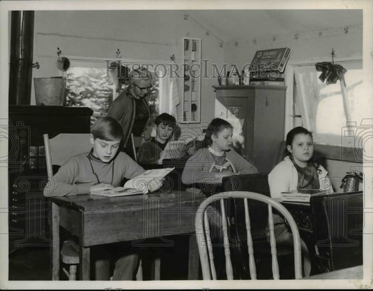 1970 Press Photo Mrs Howard Peacock & her one room at Quaker School - cvb10907 - Historic Images