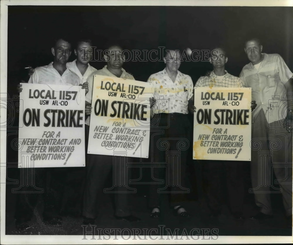 Press Photo Cleveland Steel Workers on Strike - cvb10934 - Historic Images