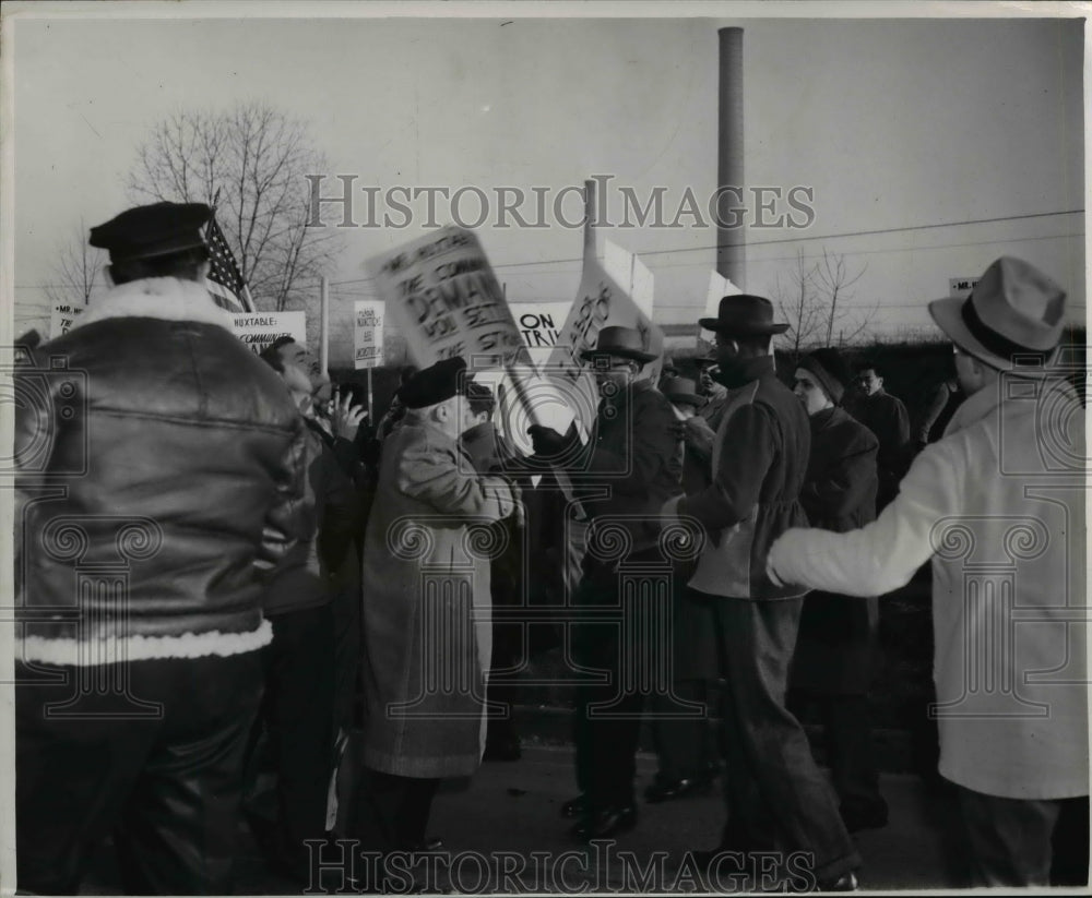 1949 Press Photo Fanick Airflex workers on strike - cvb10959 - Historic Images