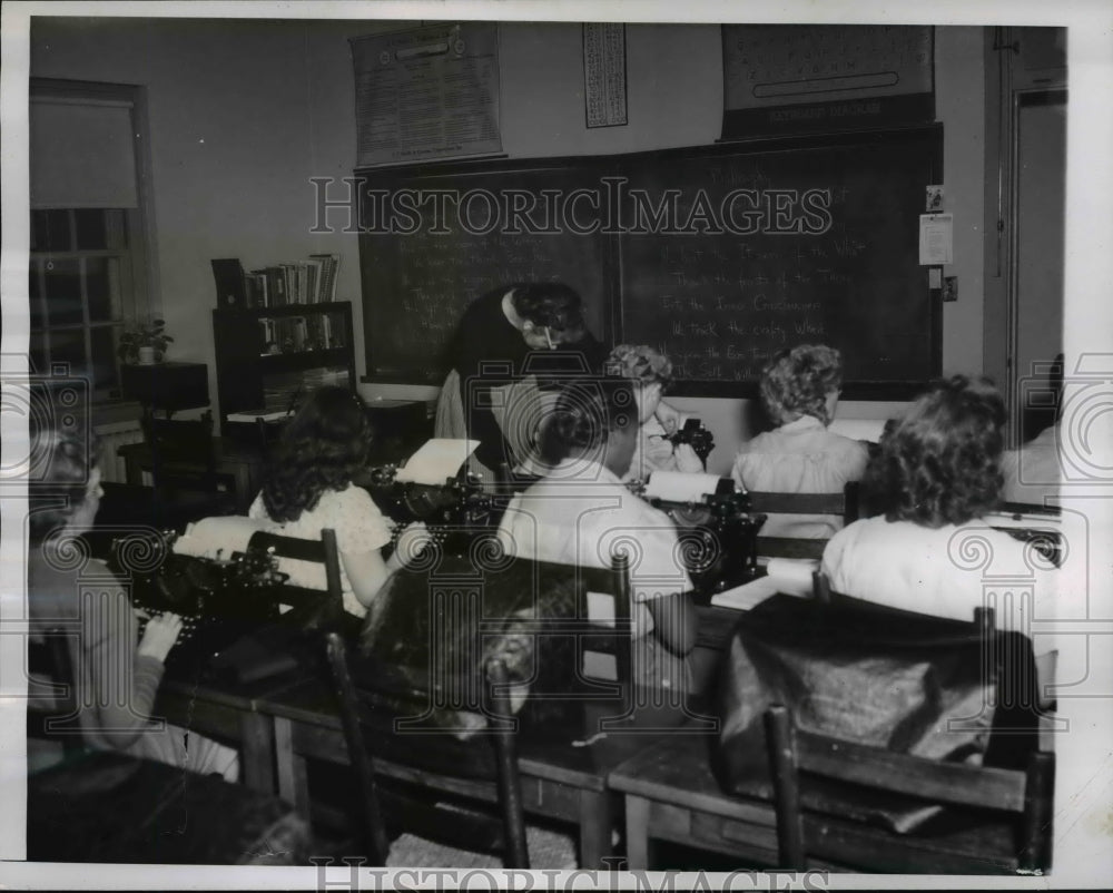 1951 Press Photo Class at Federal Prison for Women - cvb11022 - Historic Images