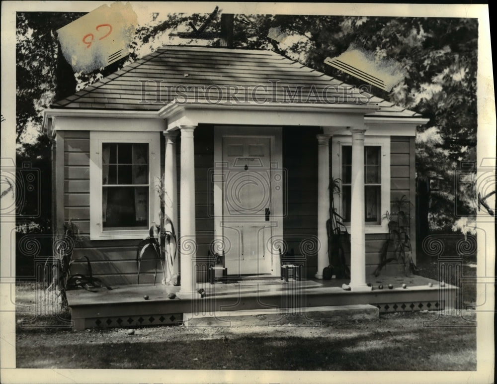 1935 Press Photo Sistie and Buzzie enjoy specially built playhouse in Hyde Park - Historic Images