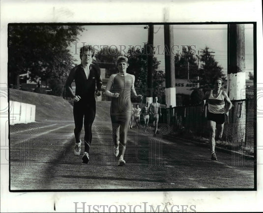 1985 Press Photo Unisex lycra bodysuits make it perfect for the active family - Historic Images