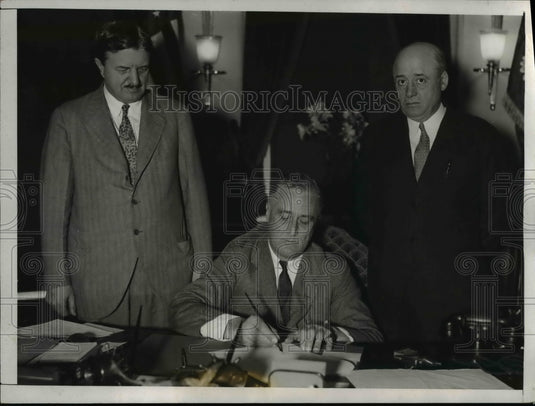 1933 Press Photo Big Railroad Bill Signed - cvb11179 - Historic Images