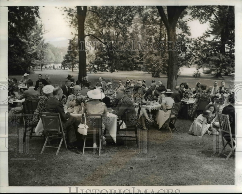 1939 Press Photo Executive Under the Trees - cvb11240 - Historic Images