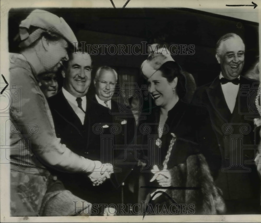 1943, President Roosevelt greeted by President Avila Camacho - Historic Images