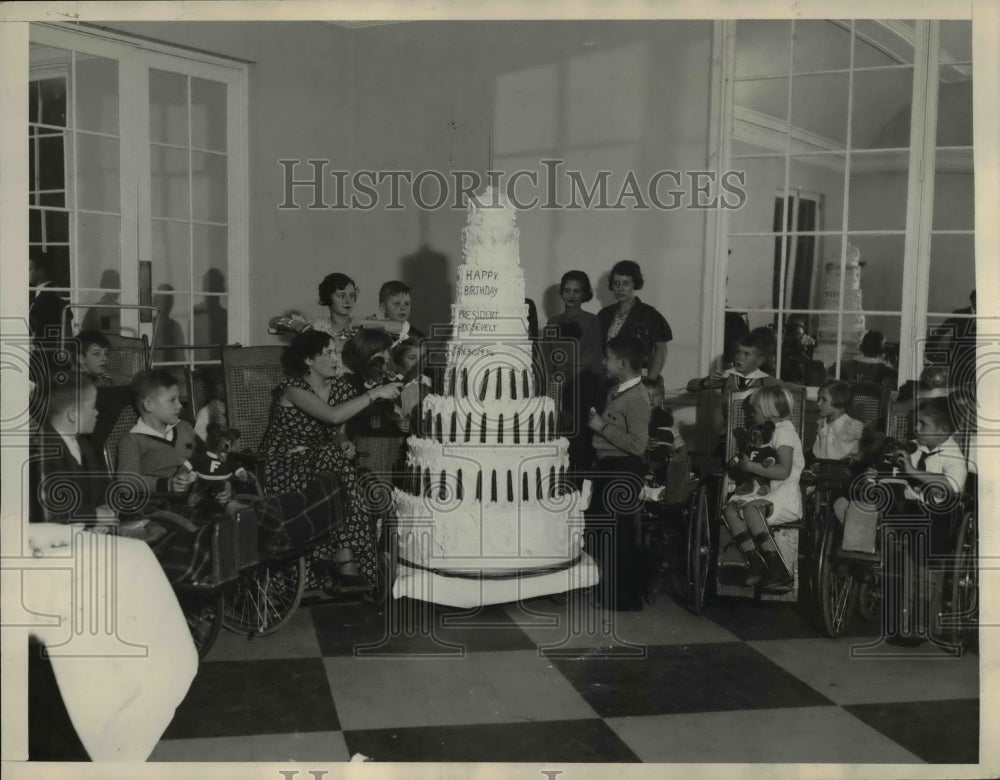 1934, President&#39;s cake-Warm Springs Foundation - cvb11353 - Historic Images