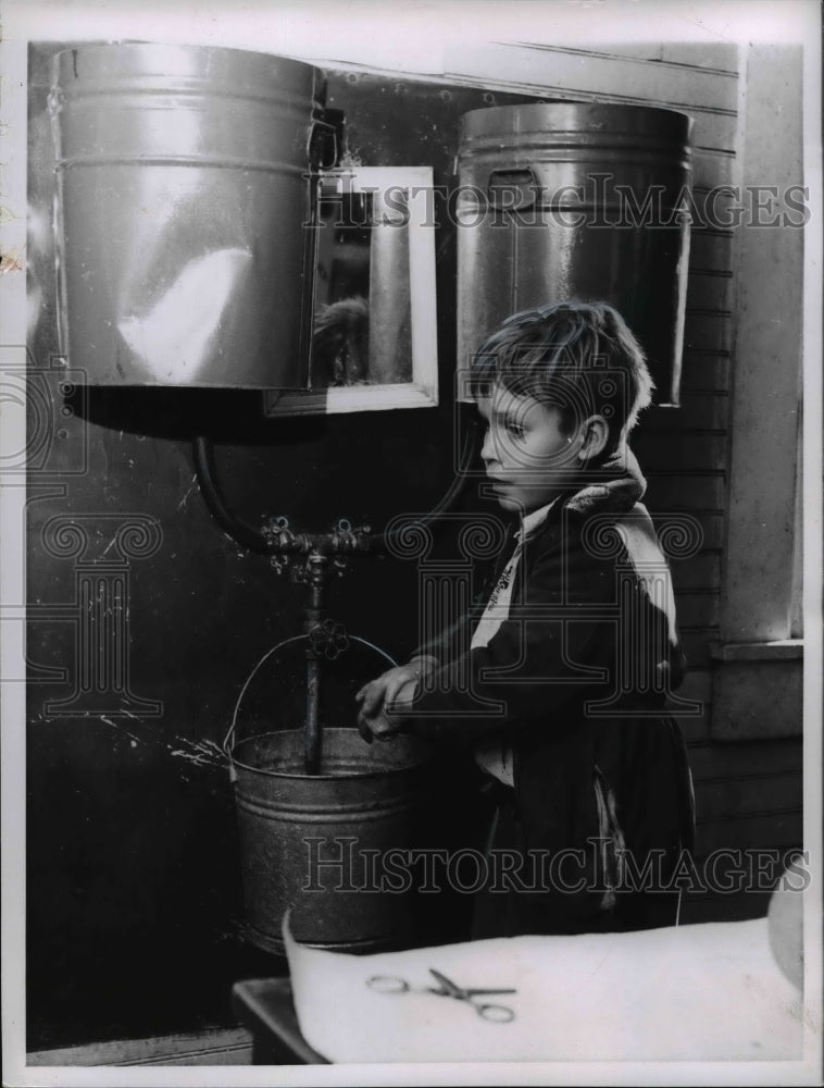 1960 Press Photo Little Raleigh Marcum at Little Bullskin School - cvb11463 - Historic Images