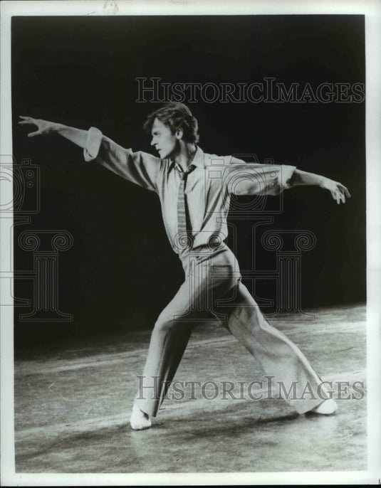 1987 Press Photo Mikhail Baryshnikov in mid pose during his performance on stage - Historic Images