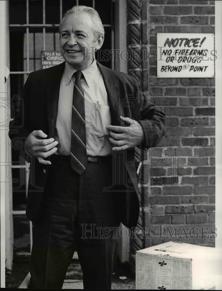 1972 Press Photo Anthony de Angeles freed from the penitentiary in Lewisburg PA - Historic Images