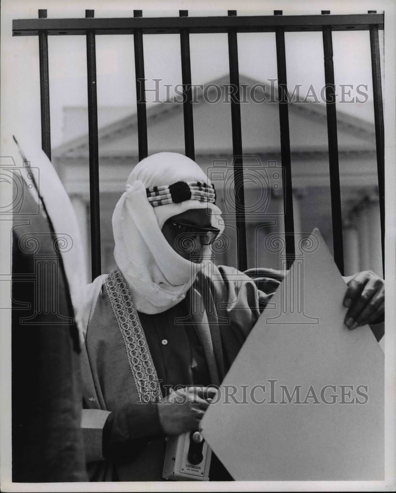 1967 Press Photo Picketing in front of the White House - cvb11510 - Historic Images