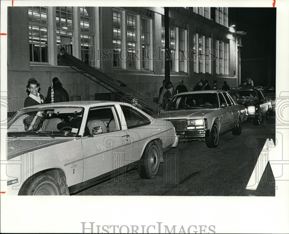 1981 Press Photo Traffic backs up at Board of Elections as workers trans machine - Historic Images