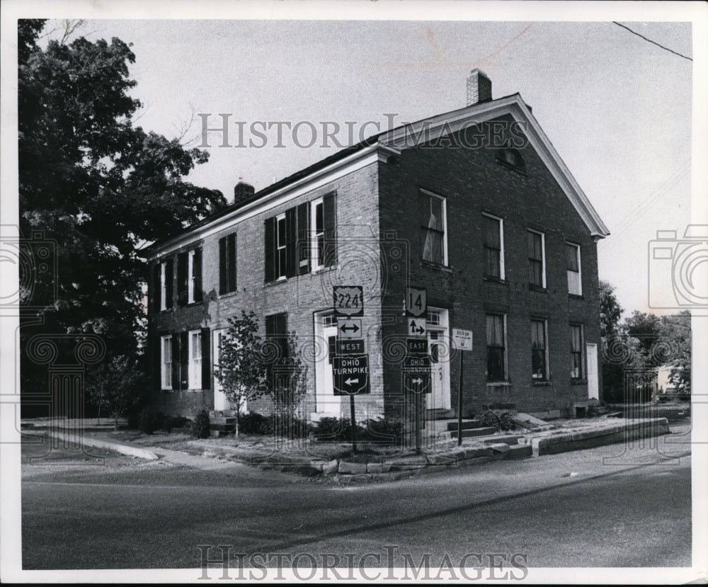 1971 Press Photo Old Brick Tavern rural Federal Style - cvb11564 - Historic Images