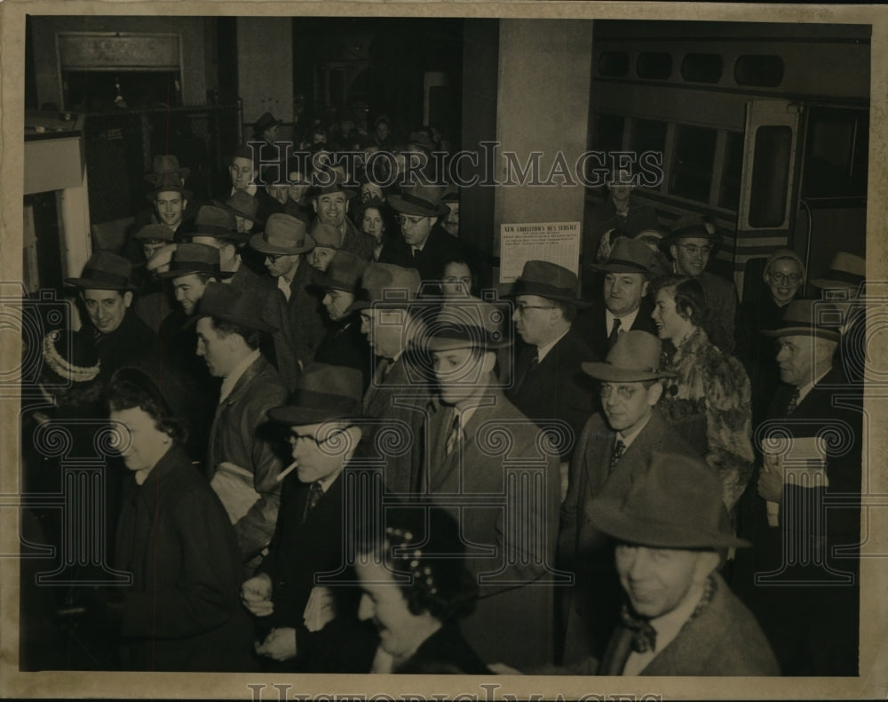 1950 Press Photo Crowd at Rapid transit in Terminal - cvb11688 - Historic Images