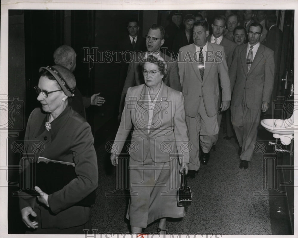 1954 Press Photo Group of prospective jurors going in to be sworn in. - Historic Images