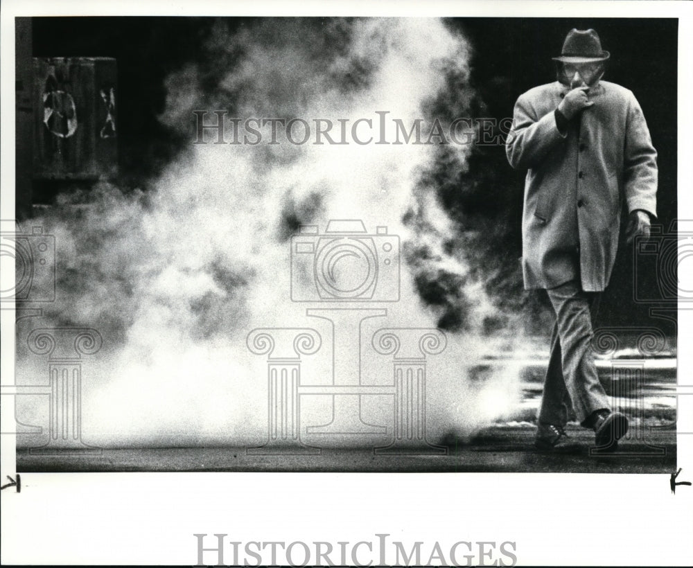 1985 Press Photo Alex Thomas during a cold weather-Cleveland Ohio - cvb11764 - Historic Images