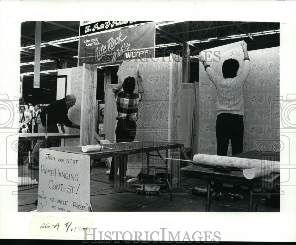 1987 Press Photo Wallpaper Hanging Contest - cvb11777 - Historic Images