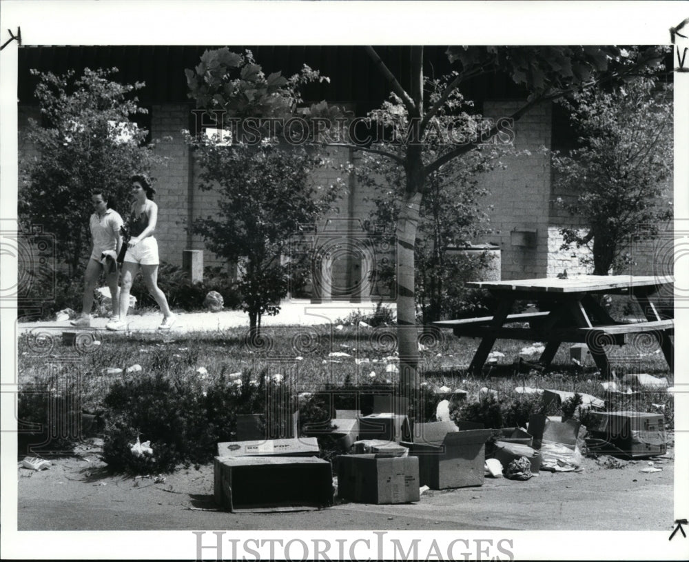 1986 Press Photo Trash left at the Bath House at Cleveland Lakefront State Park - Historic Images