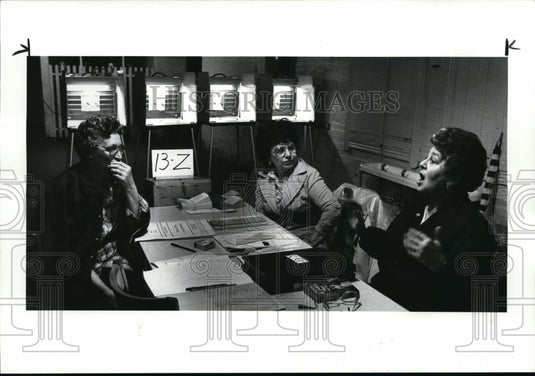 1986 Press Photo Poll workers Margaret Piszczor Mary Ann Kucewicz & Theresa Koma - Historic Images