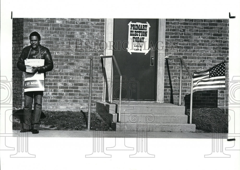 1988 Press Photo Ray Lightner works the polls at the Randlewood school - Historic Images