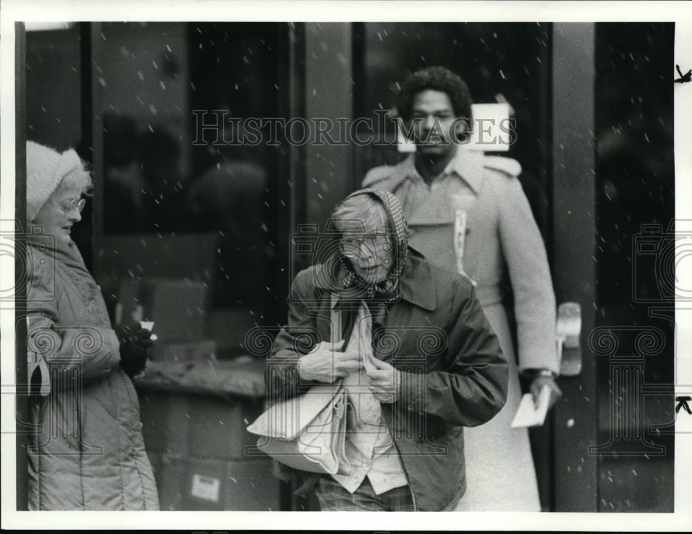 1984 Press Photo Fighting the elements at Fairfax School in Cleveland Hts. - Historic Images