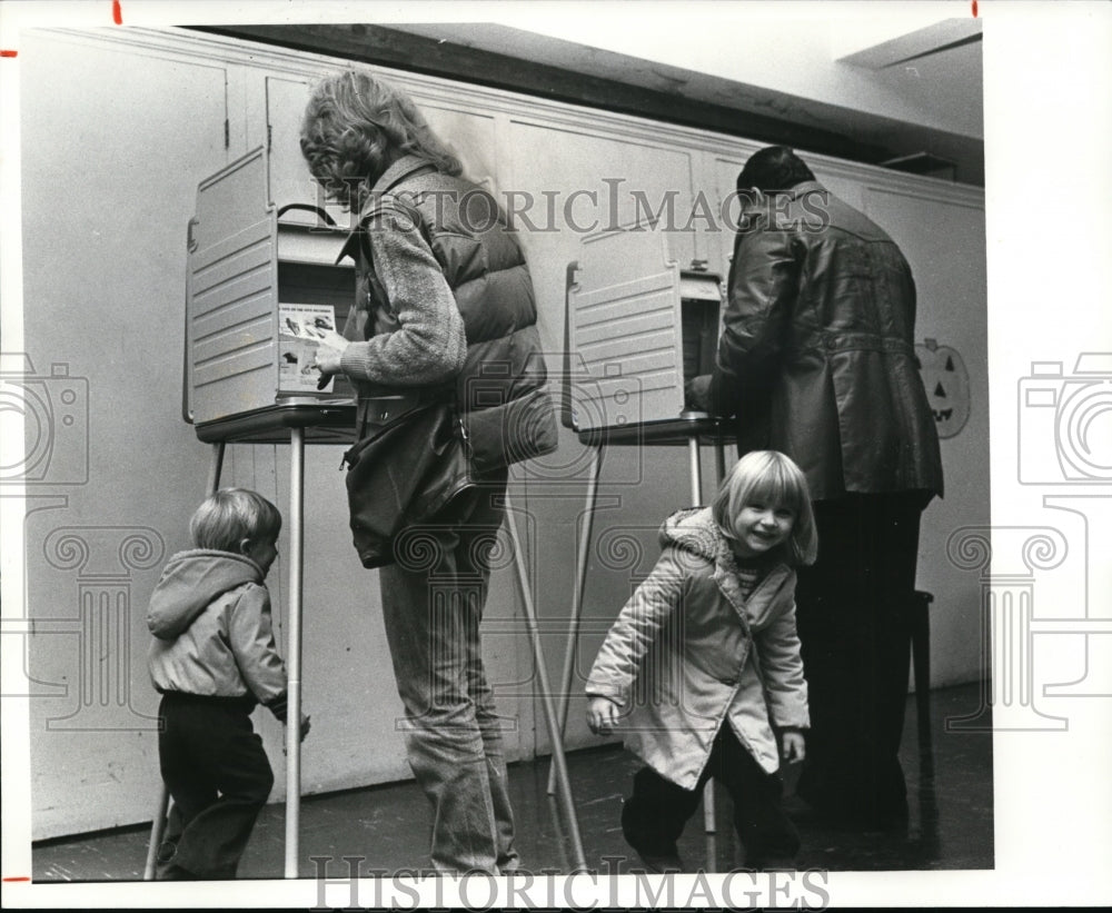 1981 Press Photo Ring around the Rosy - Historic Images