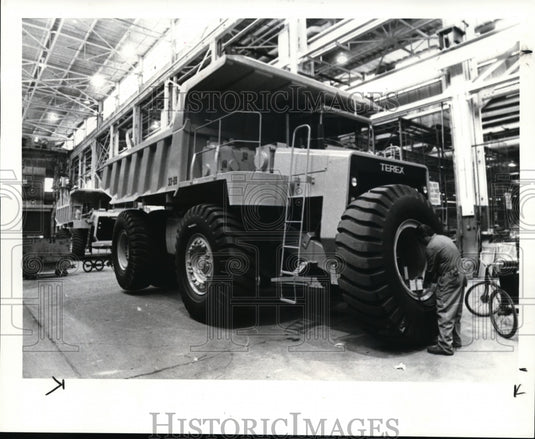 1984 Press Photo Large 55 ton Terex dump Trucks ready for overseas. - cvb11830 - Historic Images
