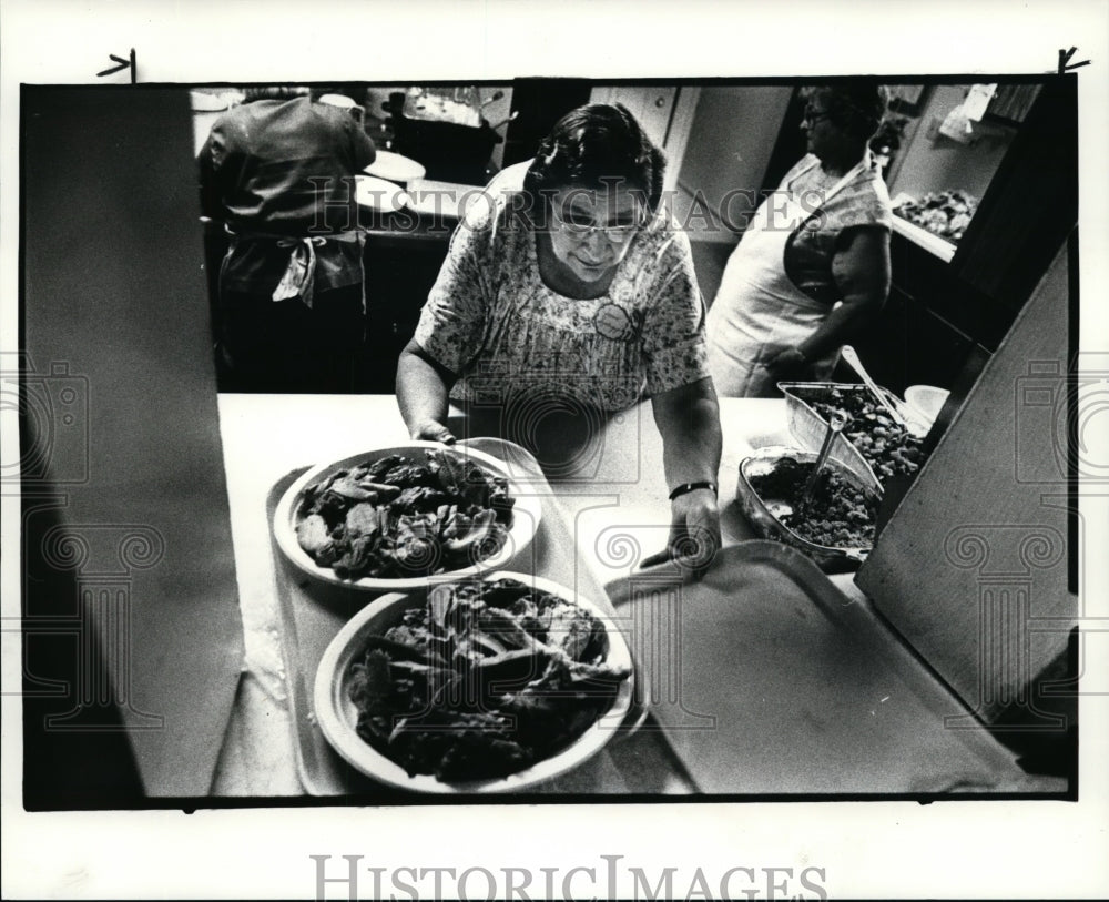 1984 Press Photo Thanksgiving feast at Crestview high rise of CMHA - cvb11833 - Historic Images