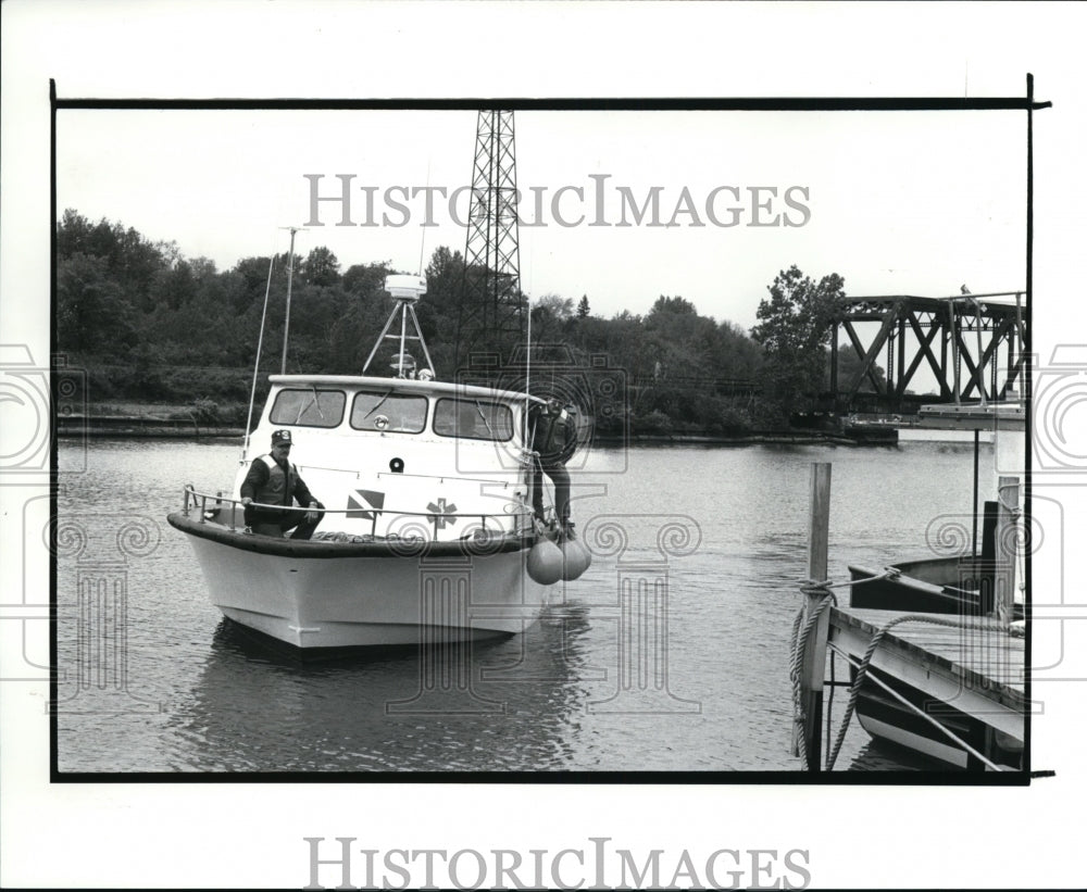 1988 Press Photo Mike Ocilka, cmdr of Ashtabula Volunteer Cold Water Rescue Team - Historic Images