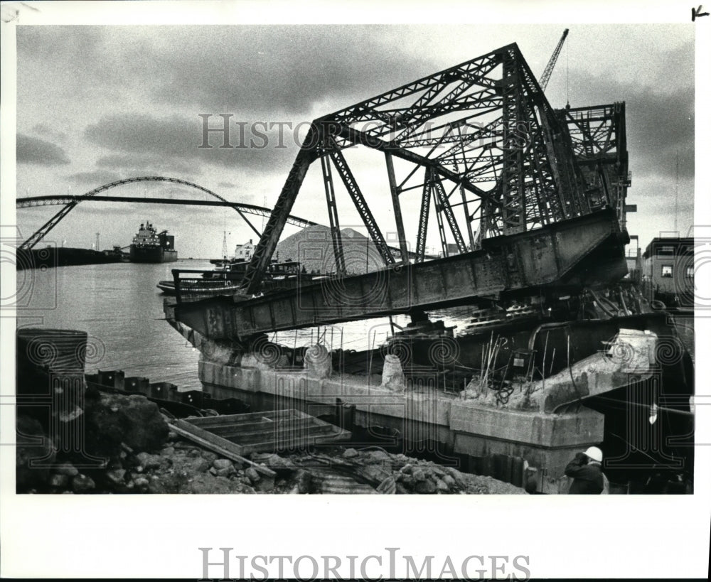 1985 Press Photo Bridge in Astabula which tip over on barge - cvb11852 - Historic Images