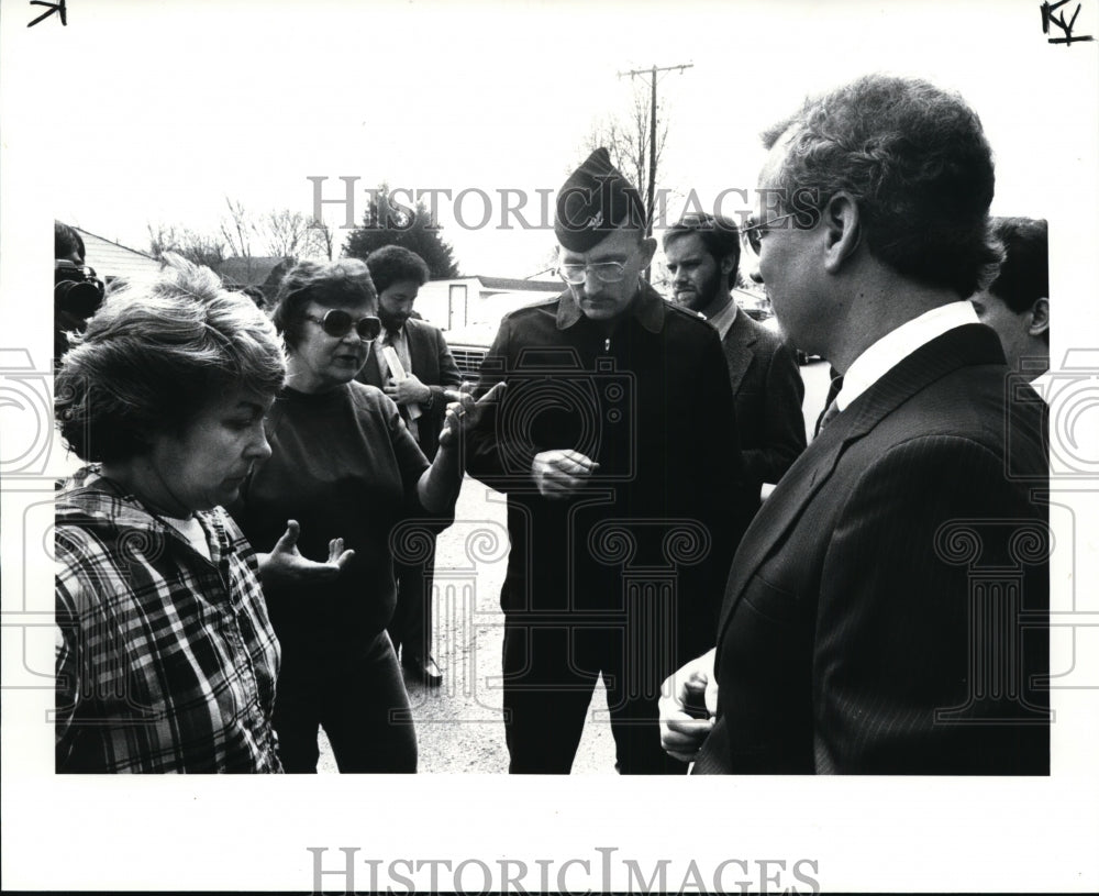 1985 Press Photo Nancy Tupa &amp; Virginia Pavey, residents of Plum Creek Drive - Historic Images