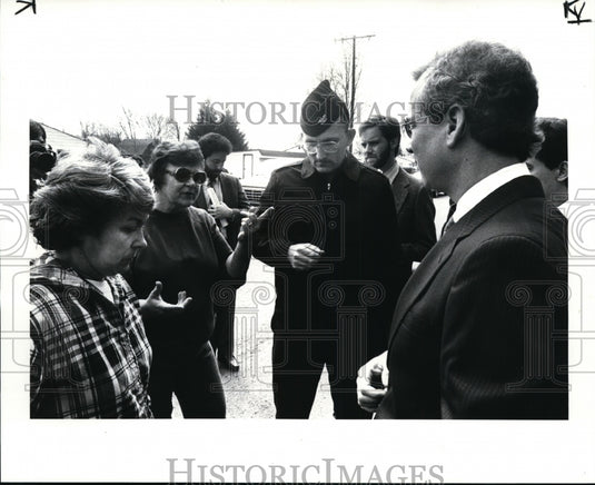 1985 Press Photo Nancy Tupa & Virginia Pavey, residents of Plum Creek Drive - Historic Images