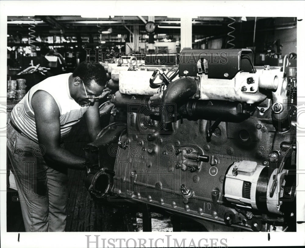 1987 Press Photo Hollis Anderson Jr of Hercules Engine plant in Canton, Ohio - Historic Images