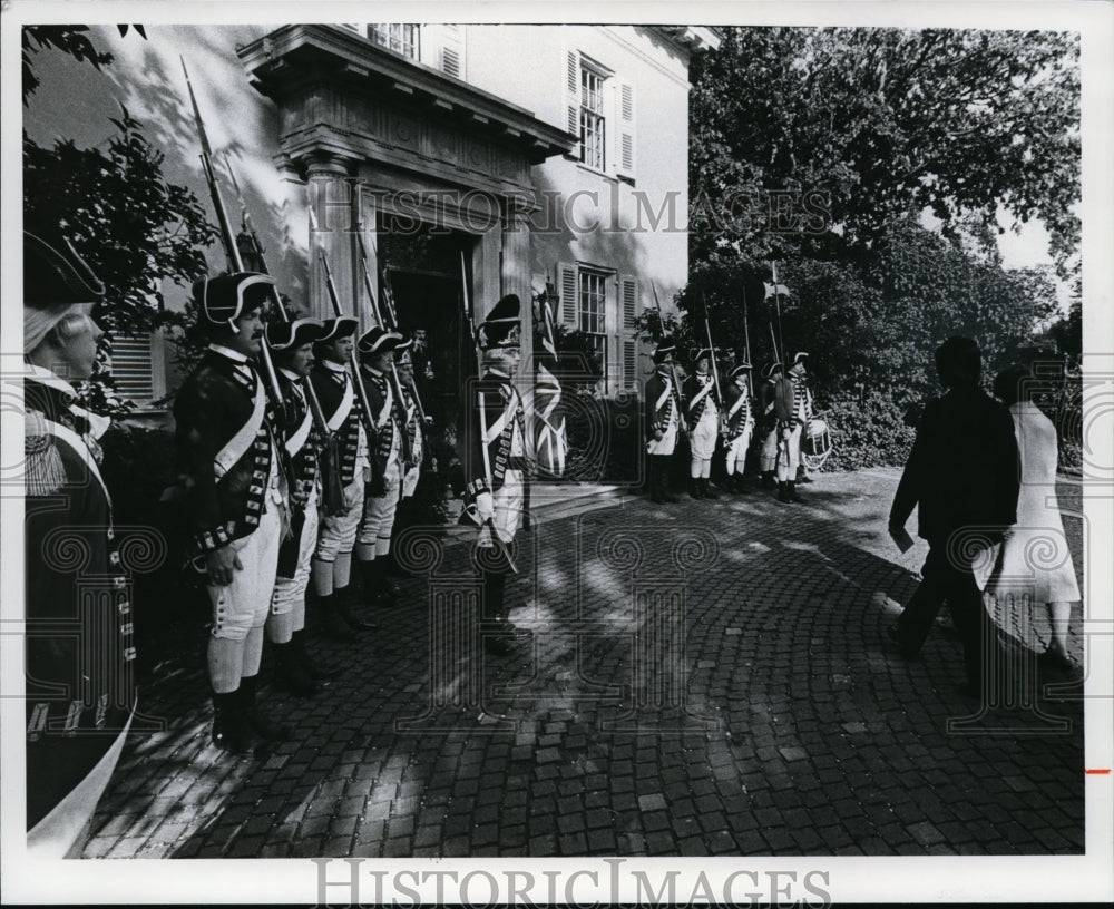 1977 Press Photo British consulate&#39;s celeb of Queen Elizabeth&#39;s Silver Jubilee - Historic Images