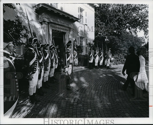 1977 Press Photo British consulate's celeb of Queen Elizabeth's Silver Jubilee - Historic Images