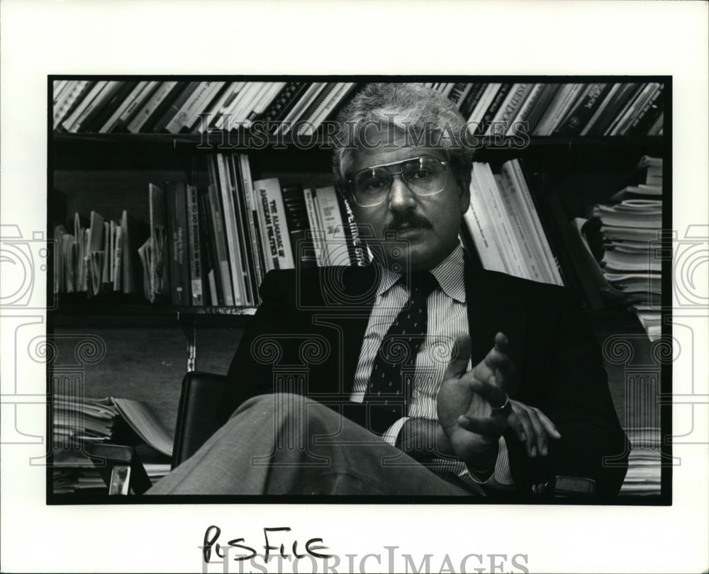 1990 Press Photo Professor Don Iannone with CSU&#39;s College of Urban Affairs - Historic Images