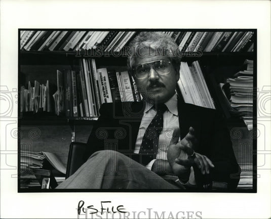 1990 Press Photo Professor Don Iannone with CSU's College of Urban Affairs - Historic Images