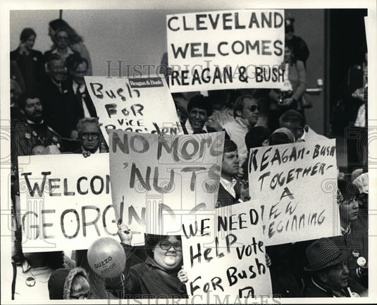 1980 Press Photo Crowd at Berea fairgrounds welcoming George Bush to Cleveland - Historic Images