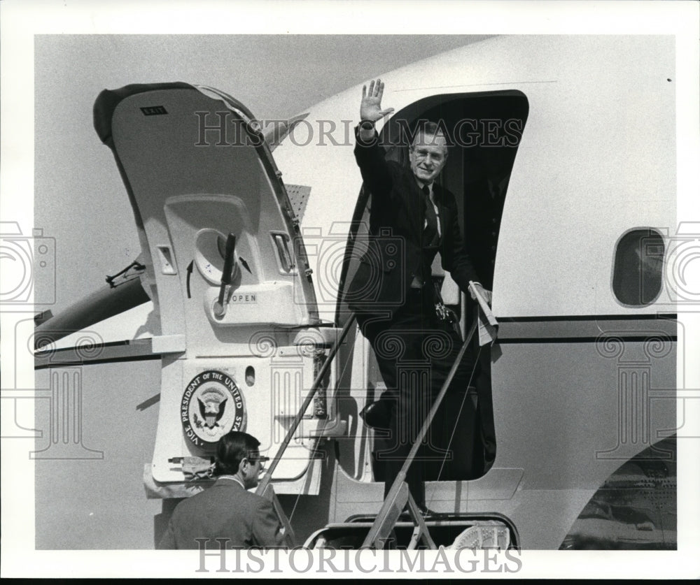 1984 Press Photo Vice President George Bush leaves Cleveland - cvb11962 - Historic Images