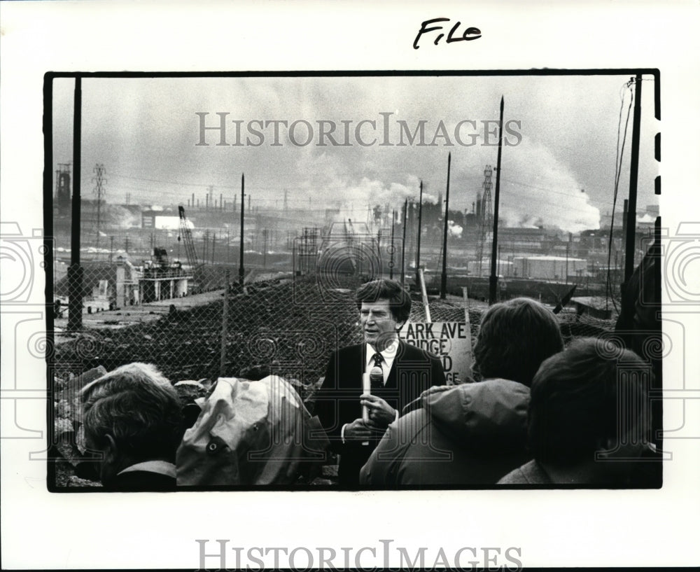 1984 Press Photo Gary hart by the closed Clark Ave Bridge - cvb11971 - Historic Images