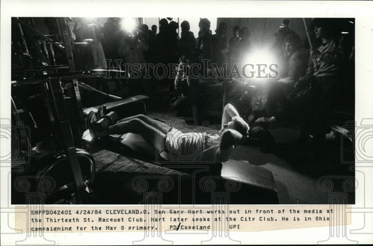 1984 Press Photo Sen Gary Hart at Thirteenth St Racquet Club press conference - Historic Images