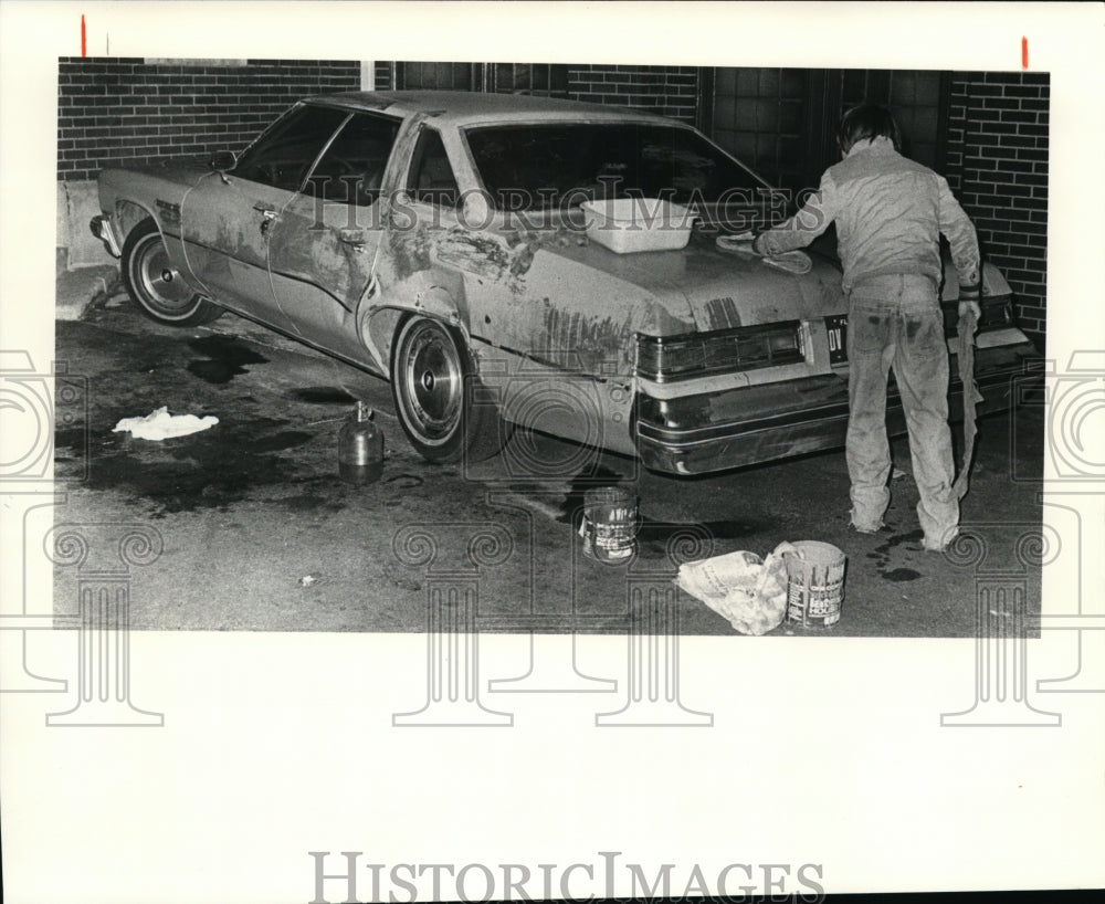 1980 Press Photo Unidentified man cleaning his car from vandalism - cvb11981 - Historic Images