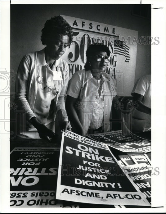 1989 Press Photo Hazel Walker-Nero & Liza Towns, food services employees strike - Historic Images