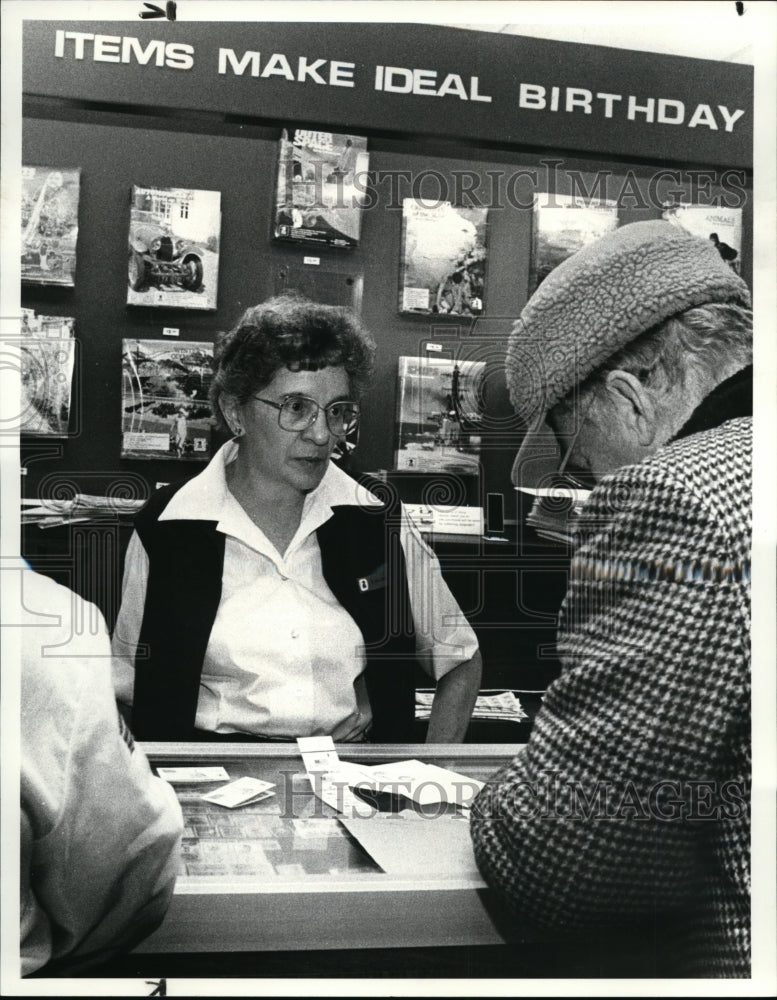 1985 Press Photo Sarah Jane Cullison, US Postal Sales Clerk - cvb12085 - Historic Images