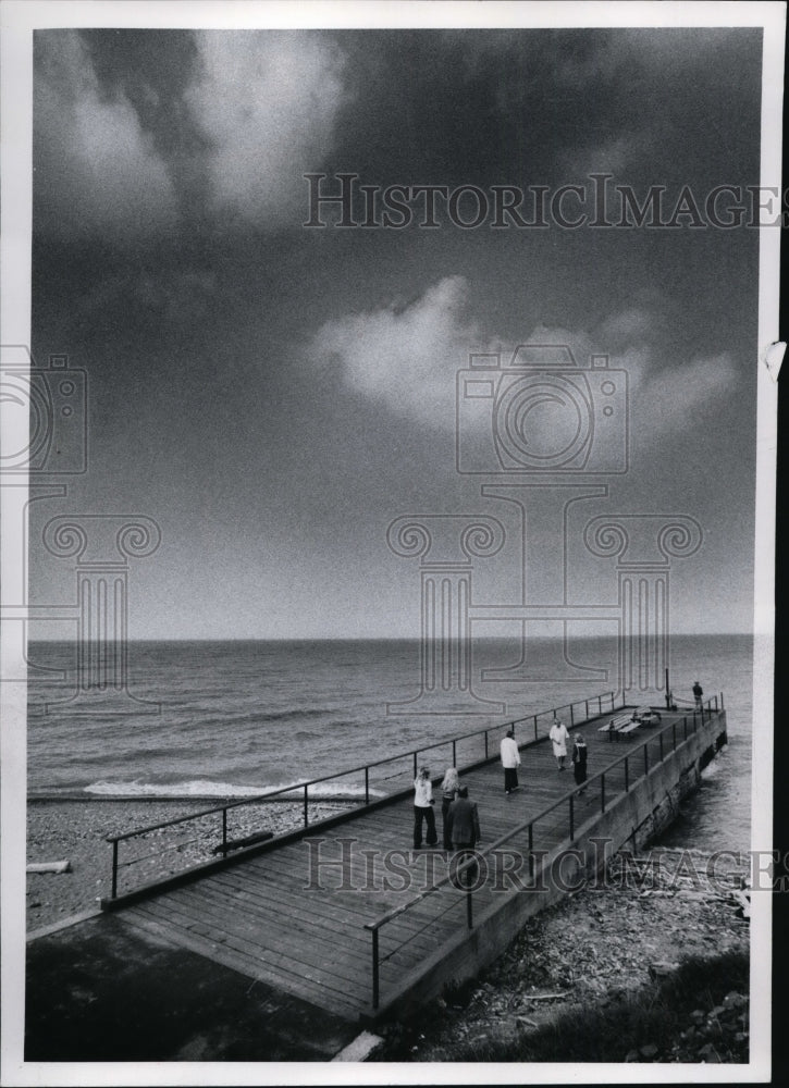 1975 Press Photo Planked Walk in Lake Erie off Sims Park in Euclid, Ohio - Historic Images