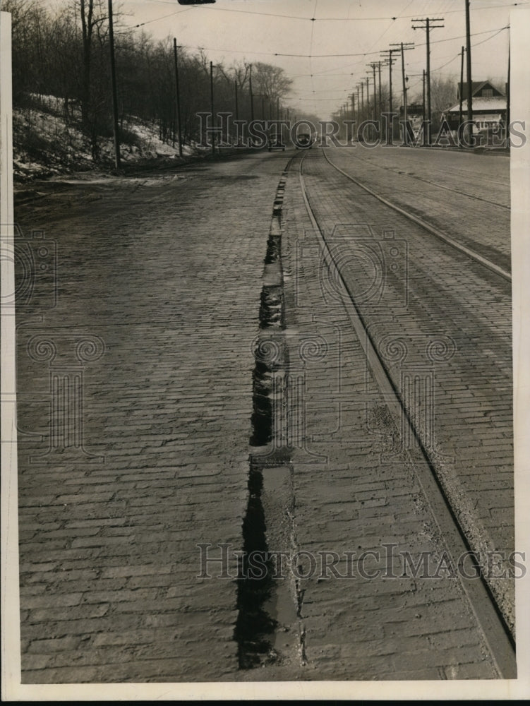 1941 Press Photo Euclid Avenue opposite Grand Boulevard crack in the highway - Historic Images